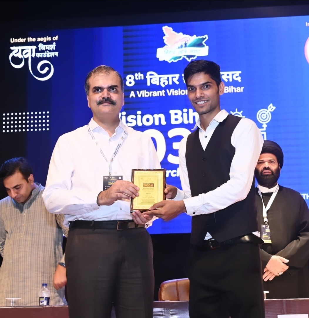 मुख्य अतिथि के हाथों शुभम कुमार सम्मानित किया गया।