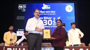 मुख्य अतिथि के हाथों संजीत कुमार संगम को सम्मानित किया गया।