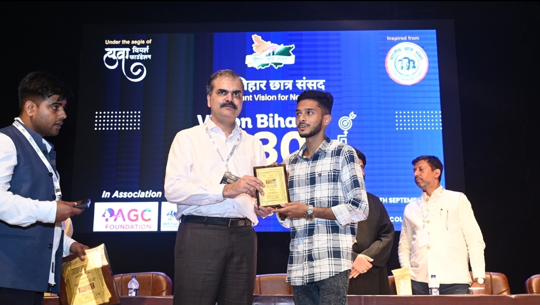 मुख्य अतिथि के हाथों प्रियांशु कुमार सम्मानित किया गया।