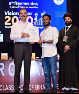 मुख्य अतिथि के हाथों निशांत राज सम्मानित किया गया।